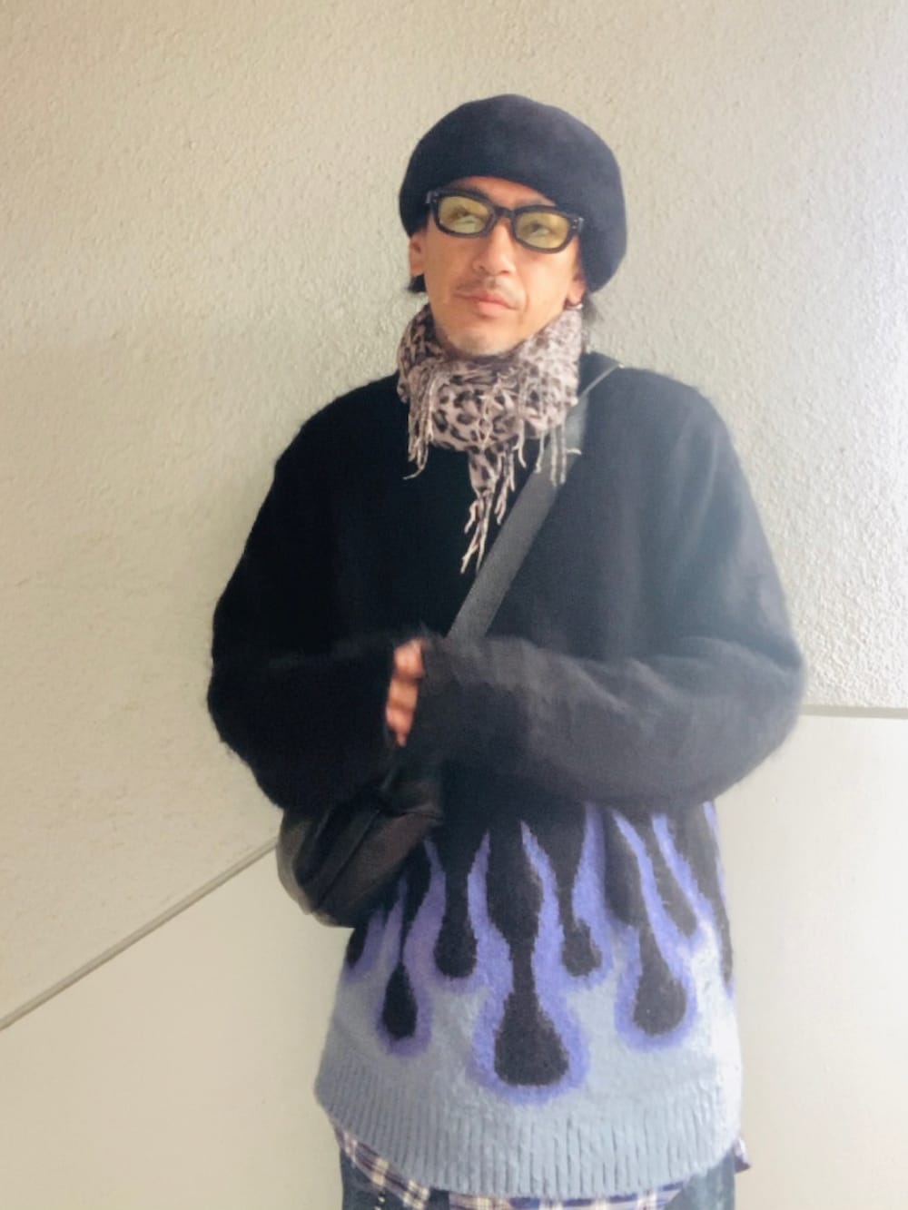 ブラック系のニット/セーター、ブルー系のシャツ/ブラウス、ブルー系のデニムパンツを着用したメンズの冬コーディネートの5枚目の写真