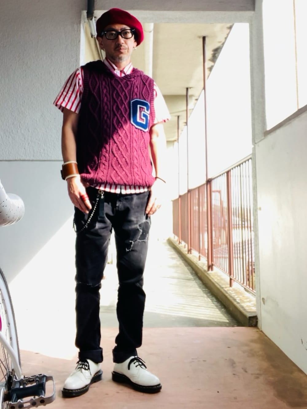 レッド系のシャツ/ブラウス、パープル系のベスト、ブラック系のその他パンツを着用したメンズの春コーディネートの4枚目の写真