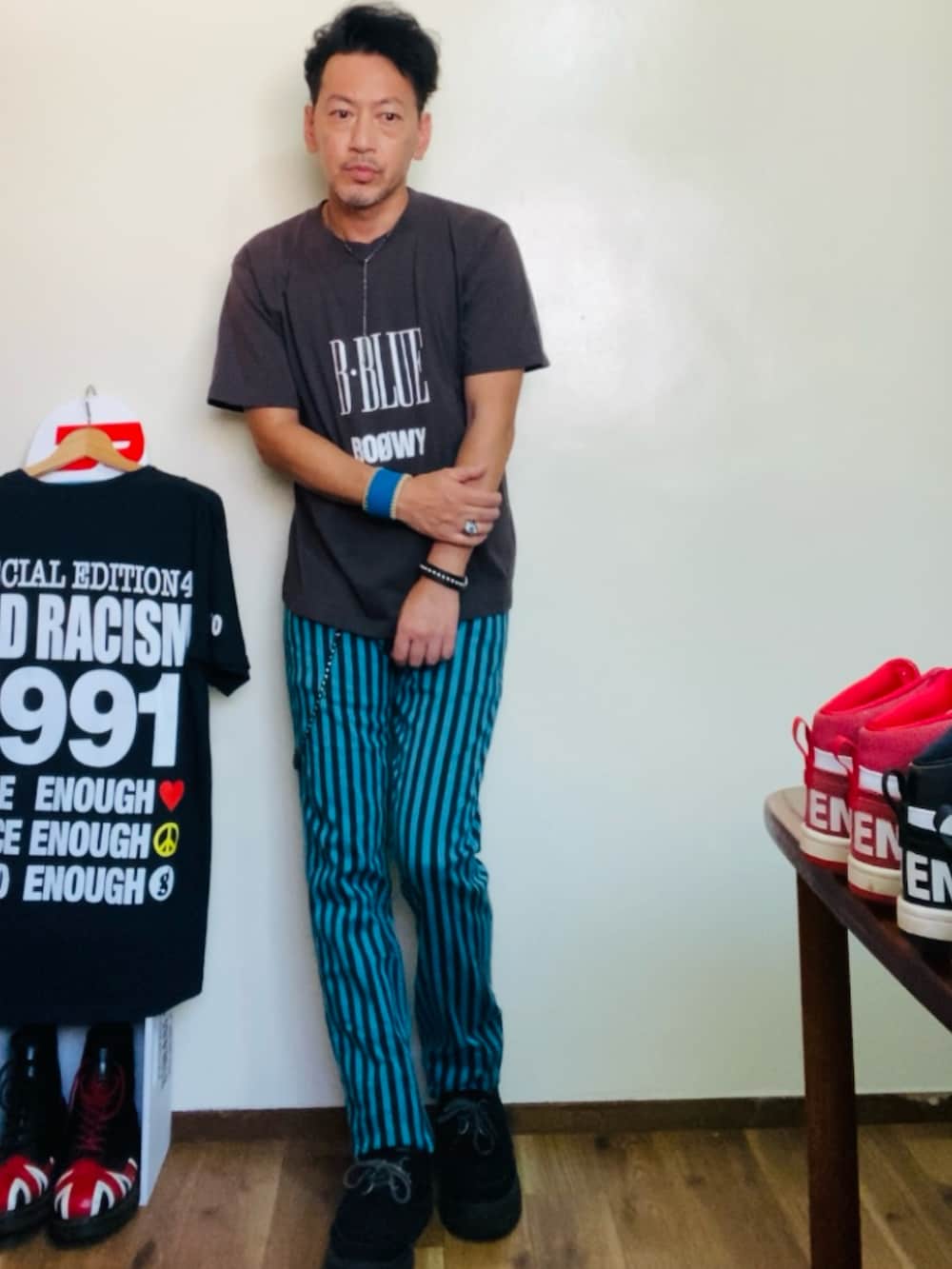 グレー系のTシャツ/カットソー、ブルー系のその他パンツ、ブラック系のドレスシューズを着用したメンズの秋コーディネートの2枚目の写真