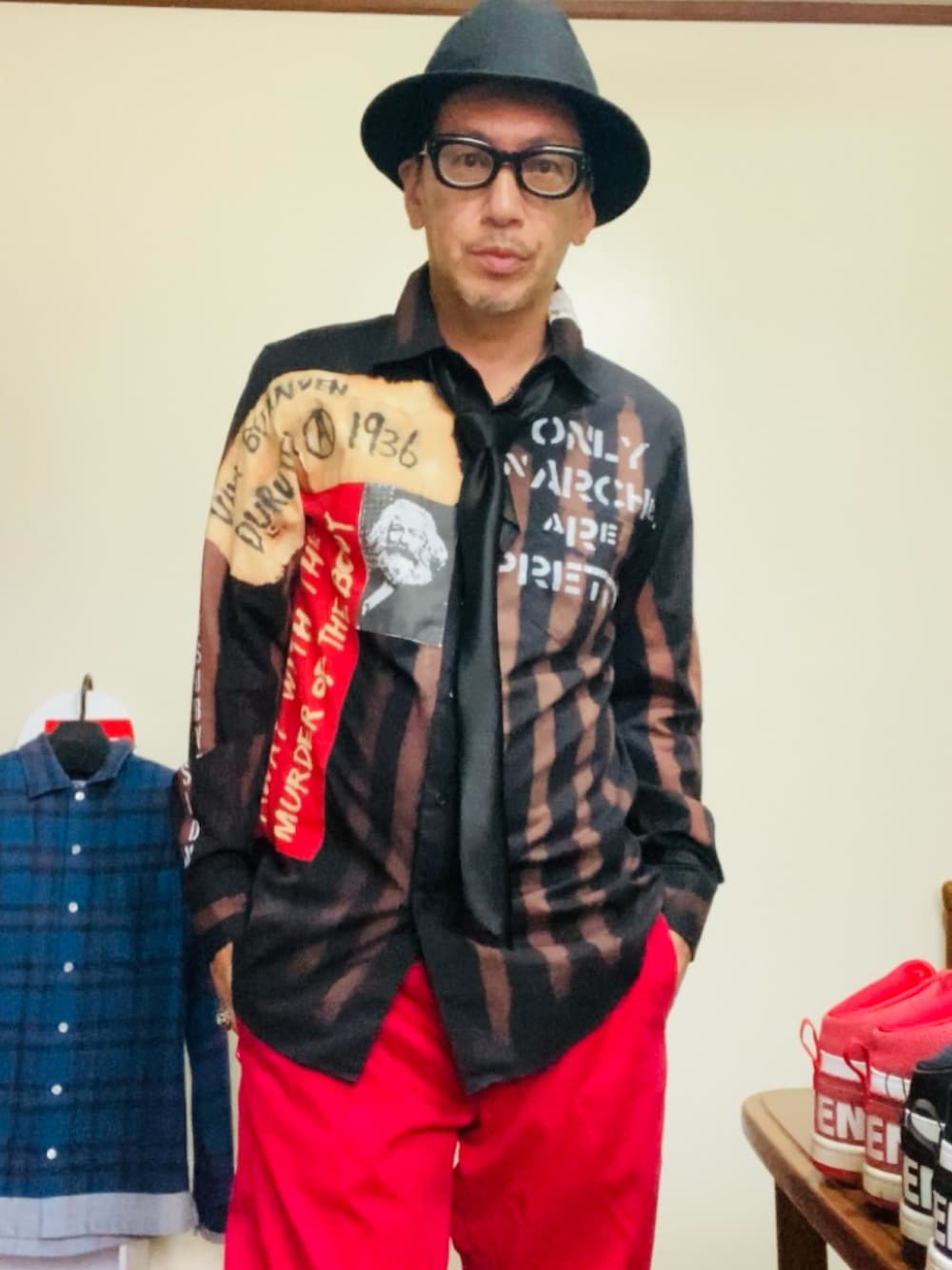 ブラック系のシャツ/ブラウス、レッド系のチノパンツ、レッド系のブーツを着用したメンズの秋コーディネートの4枚目の写真