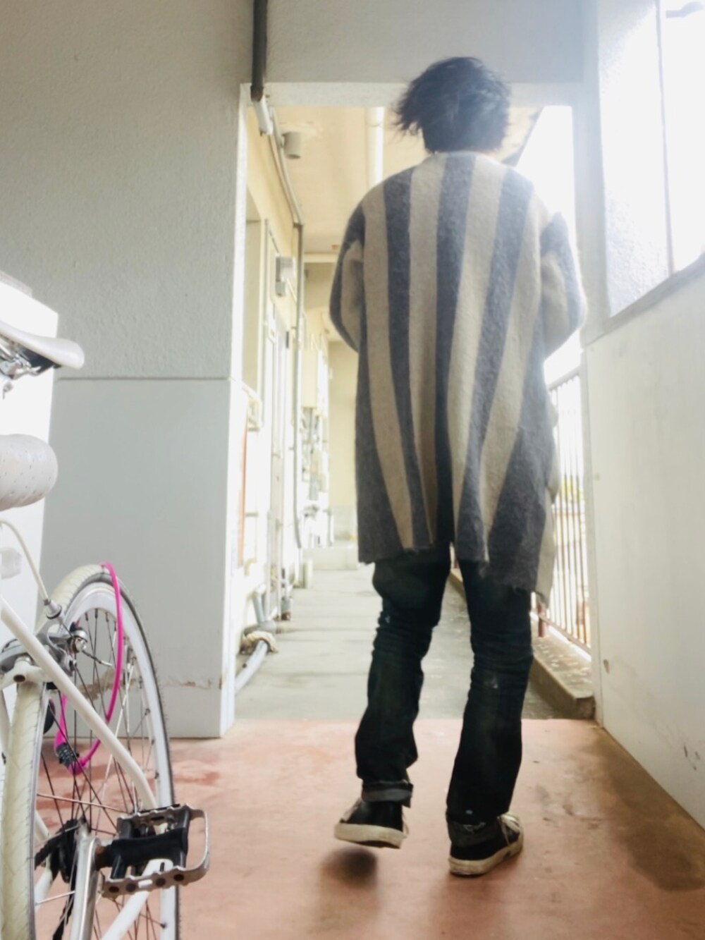 ブルー系のシャツ/ブラウス、グレー系のカーディガン/ボレロ、ブルー系のデニムパンツを着用したメンズの冬コーディネートの3枚目の写真