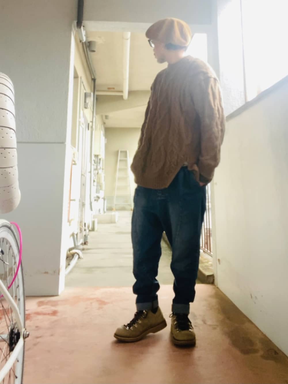 ブラウン系のニット/セーター、ブルー系のデニムパンツ、ベージュ系のブーツを着用したメンズの冬コーディネートの3枚目の写真