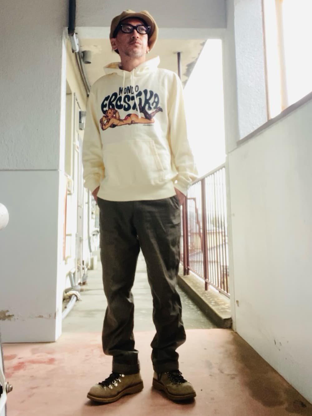 ベージュ系のパーカー、グリーン系のカーゴパンツ、ベージュ系のブーツを着用したメンズの春コーディネートの4枚目の写真