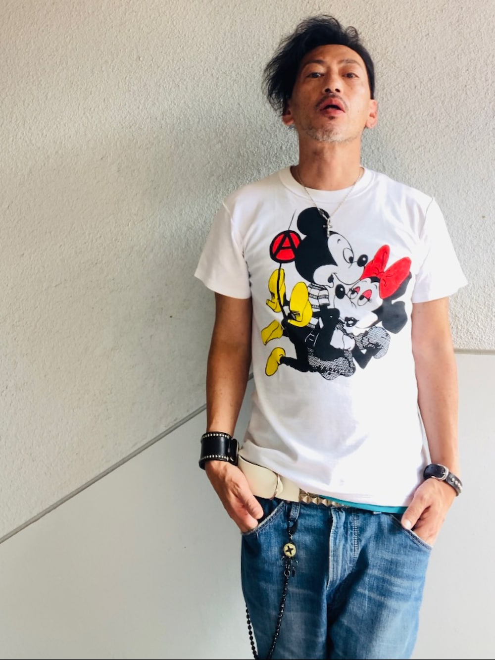ホワイト系のTシャツ/カットソー、ブルー系のデニムパンツ、ホワイト系のその他シューズを着用したメンズの夏コーディネートの3枚目の写真