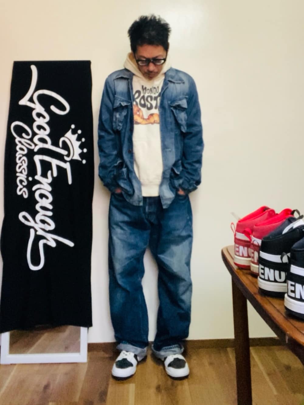 ブルー系のデニムパンツ、ブルー系のカバーオール、ホワイト系のスニーカーを着用したメンズの冬コーディネートの3枚目の写真