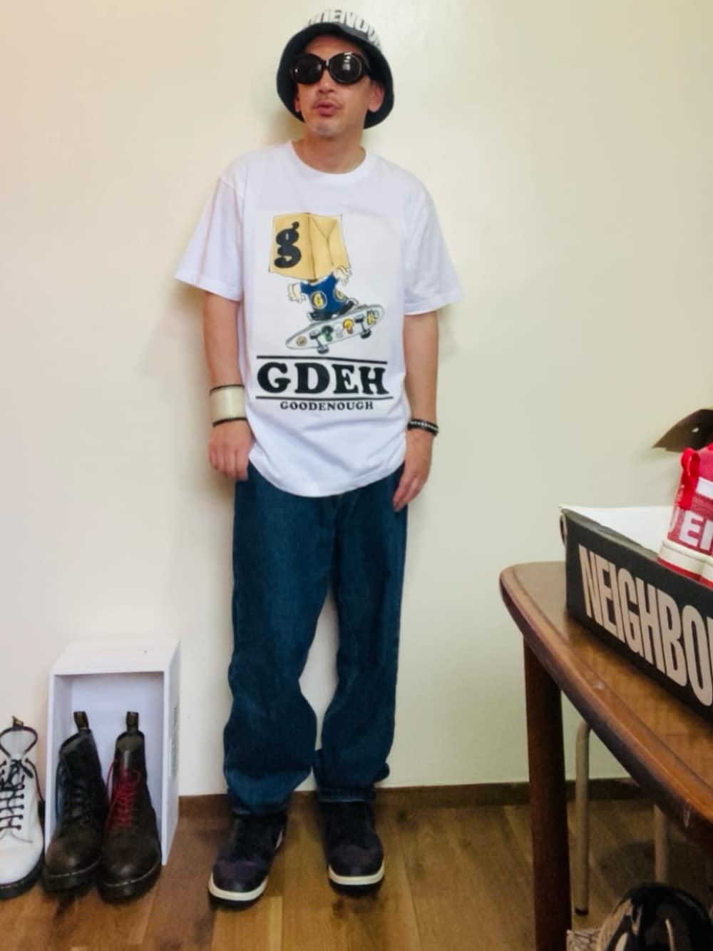 ブルー系のデニムパンツ、パープル系のスニーカー、ブルー系のハットを着用したメンズの夏コーディネートの3枚目の写真