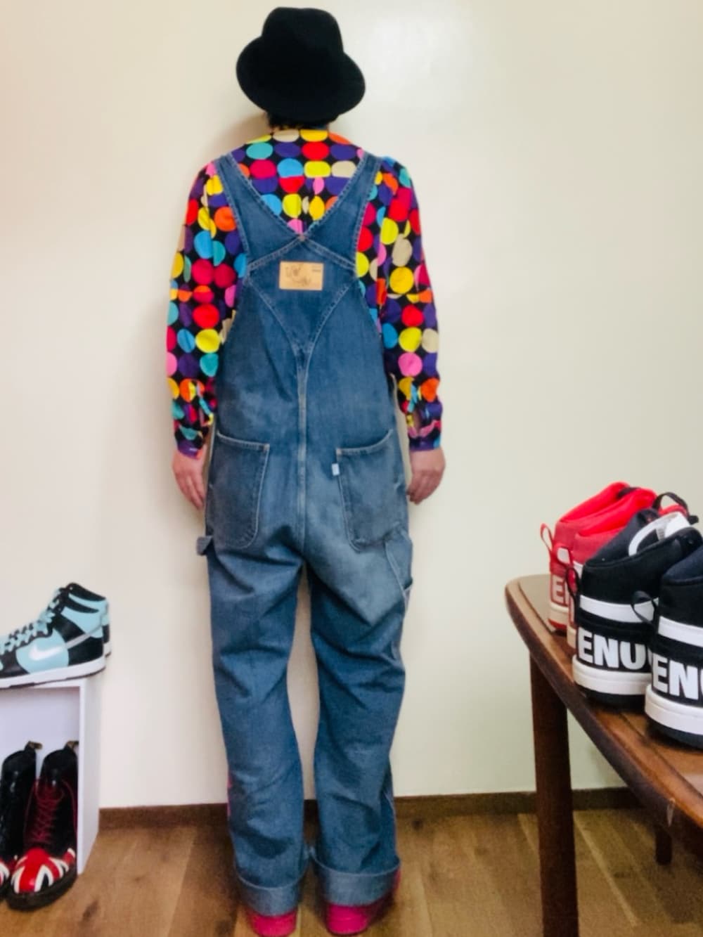 その他のシャツ/ブラウス、ブルー系のサロペット/オーバーオール、ピンク系のスニーカーを着用したメンズの春コーディネートの2枚目の写真