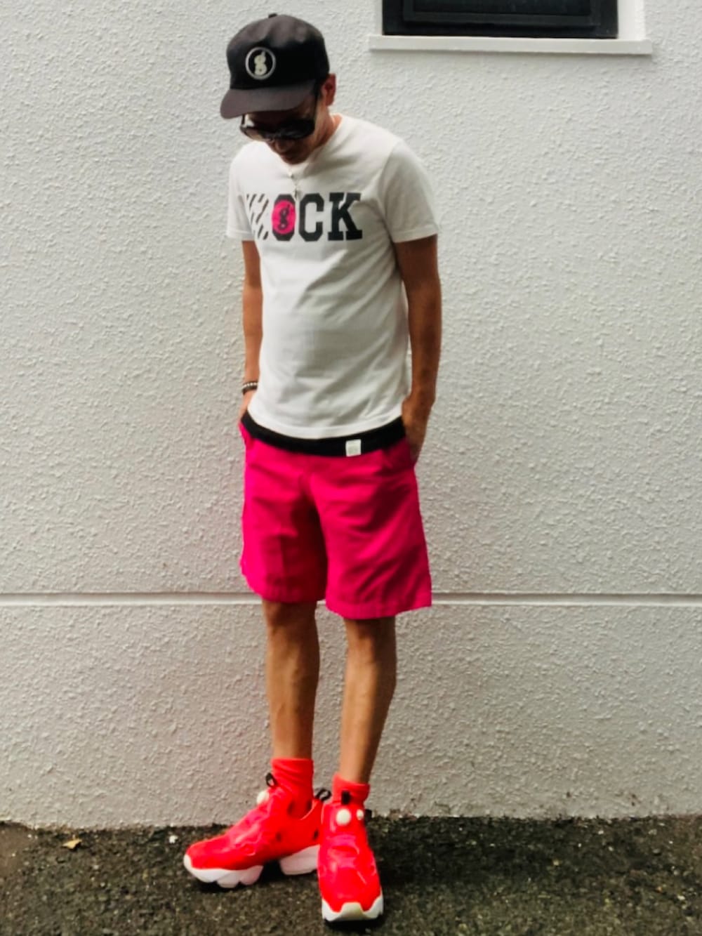 ホワイト系のTシャツ/カットソー、ピンク系のその他パンツ、ピンク系のスニーカーを着用したメンズの夏コーディネートの3枚目の写真