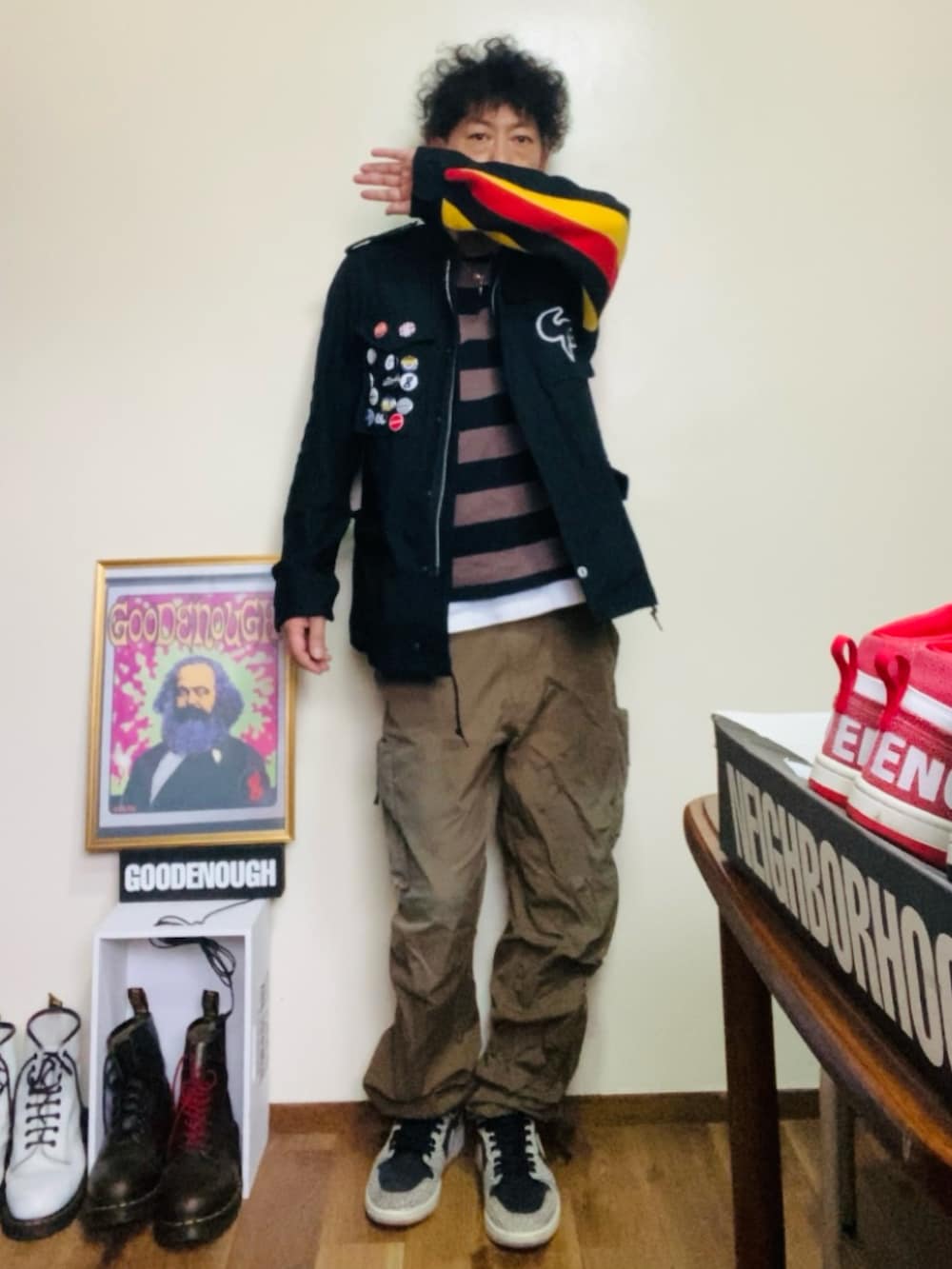 ブラック系のミリタリージャケット、ブラック系のTシャツ/カットソー、ブラウン系のカーゴパンツを着用したメンズの夏コーディネートの3枚目の写真