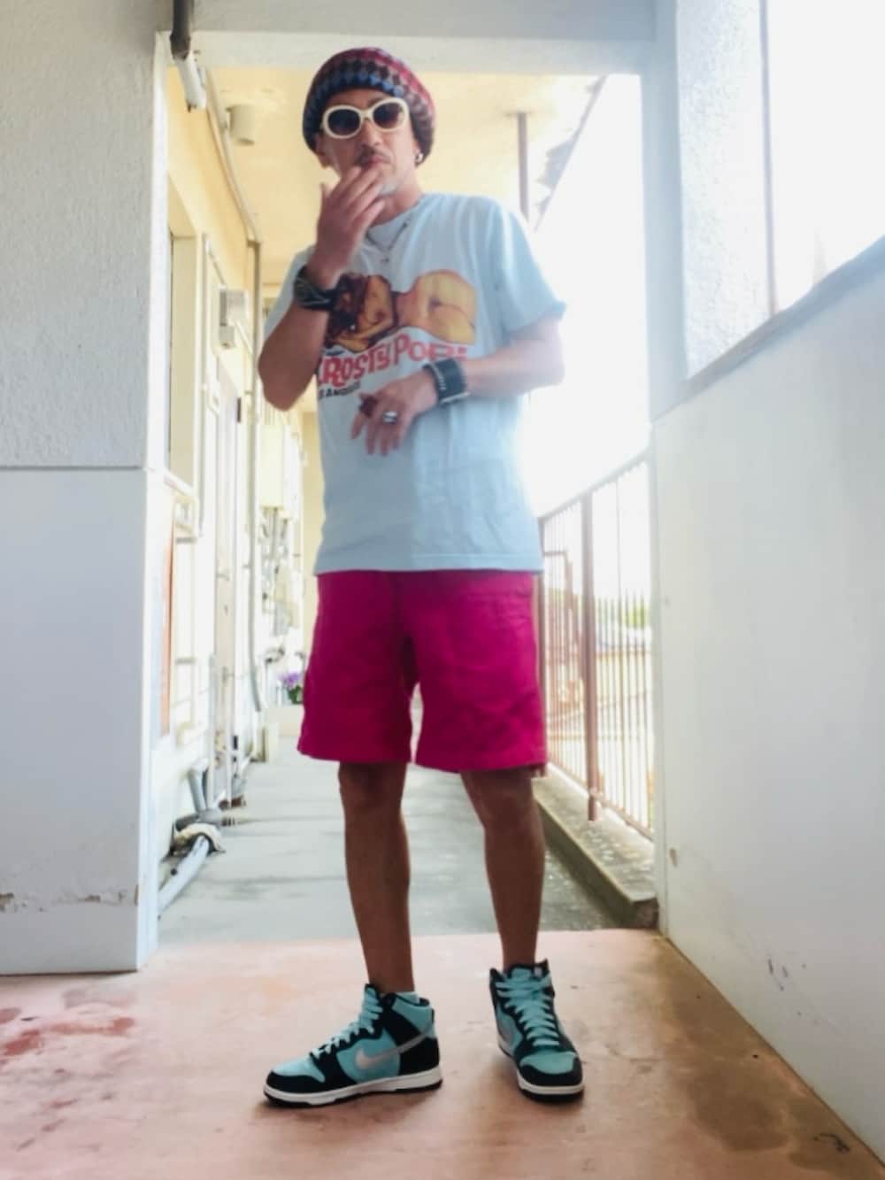 ブルー系のTシャツ/カットソー、ピンク系のその他パンツ、グリーン系のスニーカーを着用したメンズの夏コーディネートの4枚目の写真