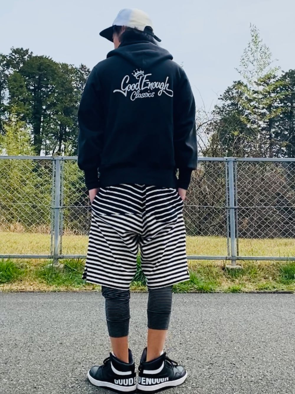 ブラック系のパーカー、ホワイト系のTシャツ/カットソー、グレー系のスウェットパンツを着用したメンズの春コーディネートの3枚目の写真