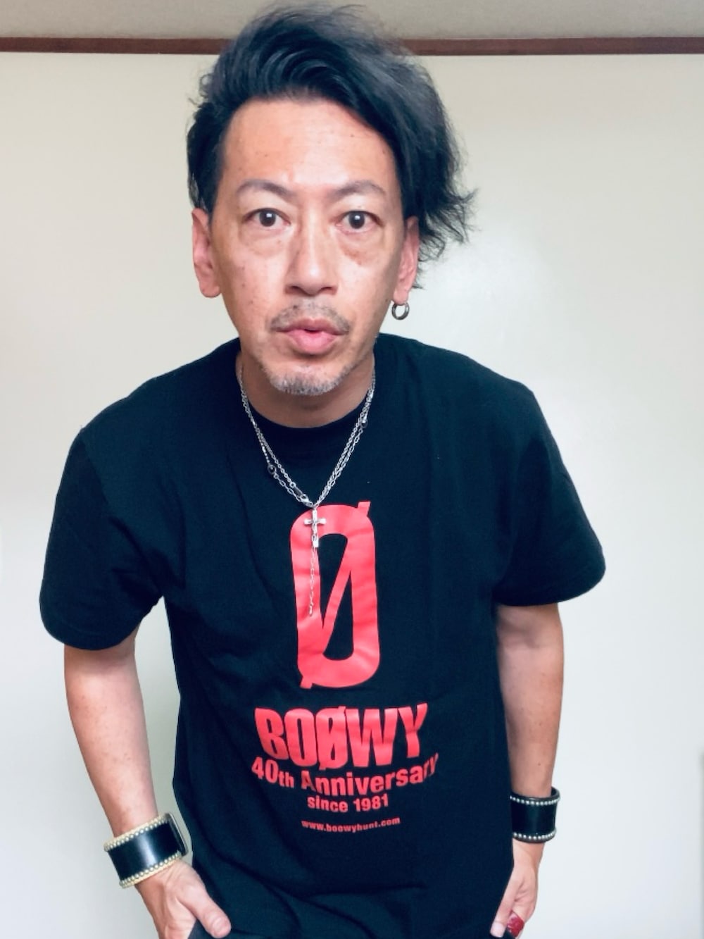 ブラック系のTシャツ/カットソー、ブラック系のその他パンツ、レッド系のブーツを着用したメンズの夏コーディネートの2枚目の写真
