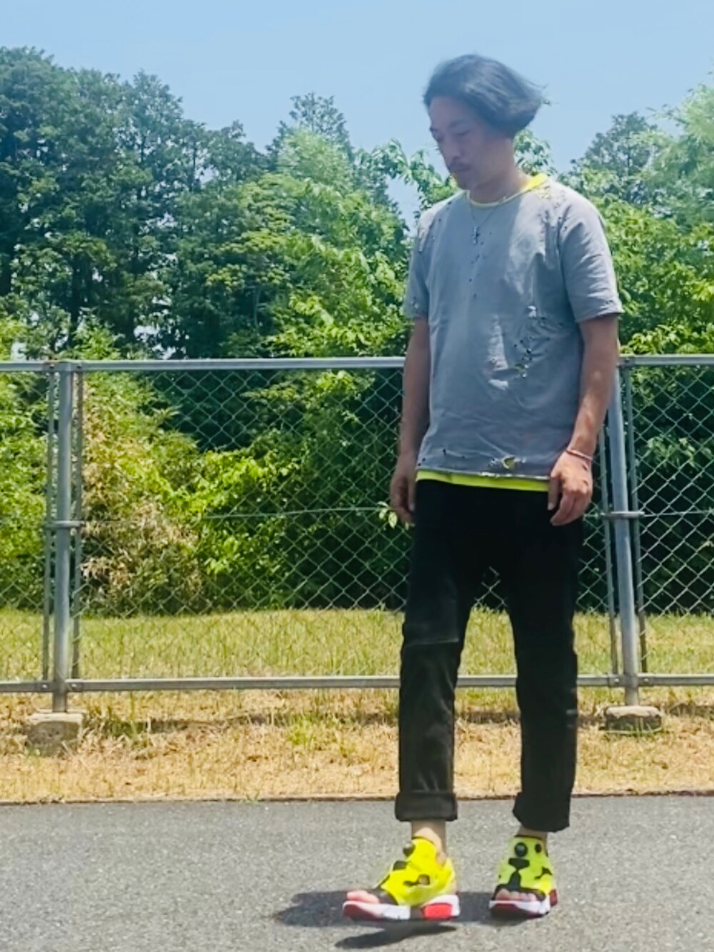 グレー系のTシャツ/カットソー、イエロー系のTシャツ/カットソー、ブラック系のデニムパンツを着用したメンズの夏コーディネートの2枚目の写真