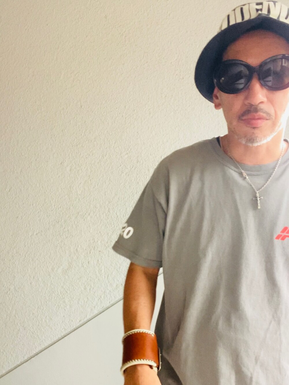 グレー系のTシャツ/カットソー、ブルー系のその他パンツ、ブラック系のサンダルを着用したメンズの夏コーディネートの5枚目の写真