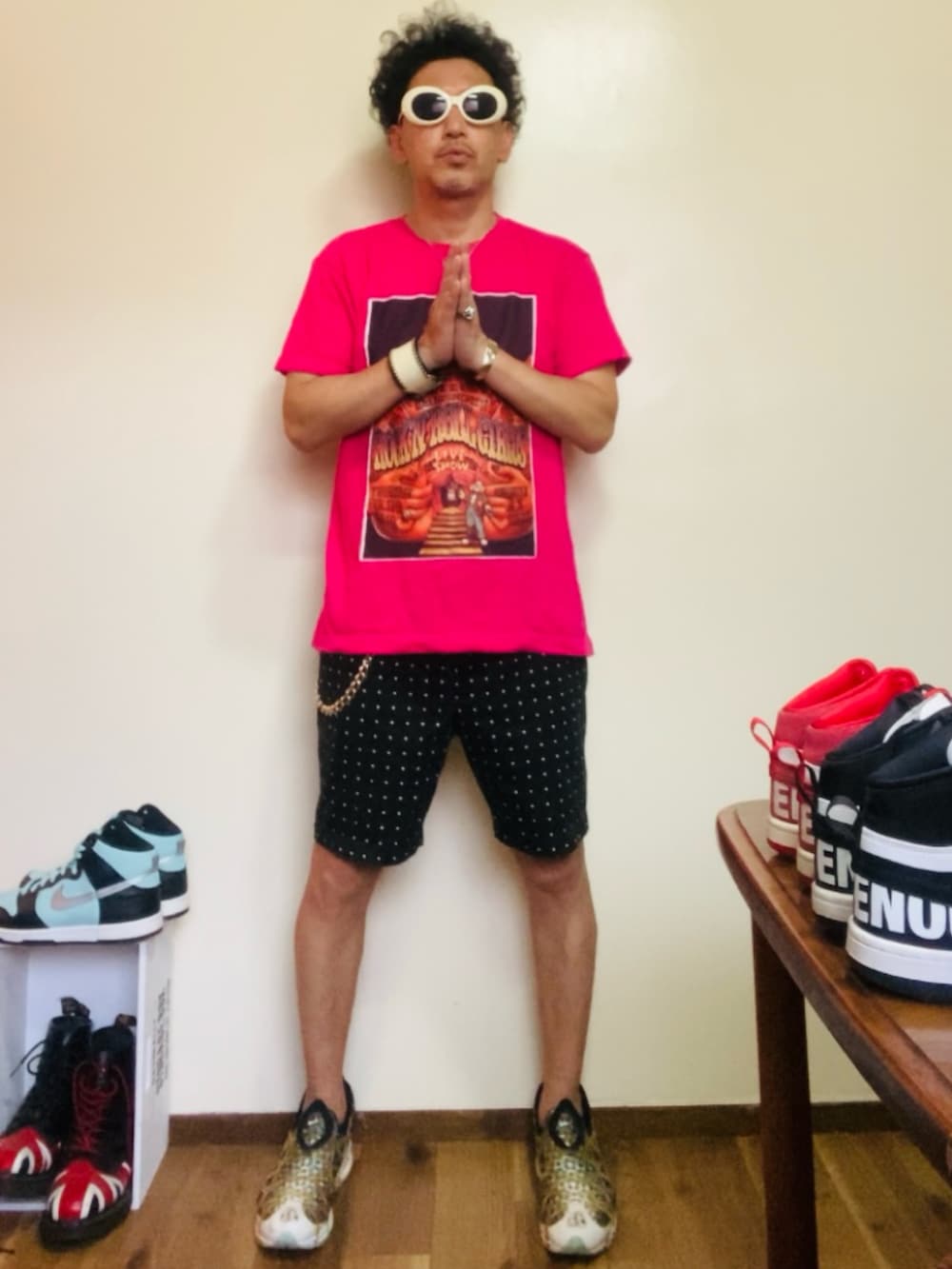 その他のスニーカー、ピンク系のTシャツ/カットソー、ブラック系のその他パンツを着用したメンズの夏コーディネートの3枚目の写真