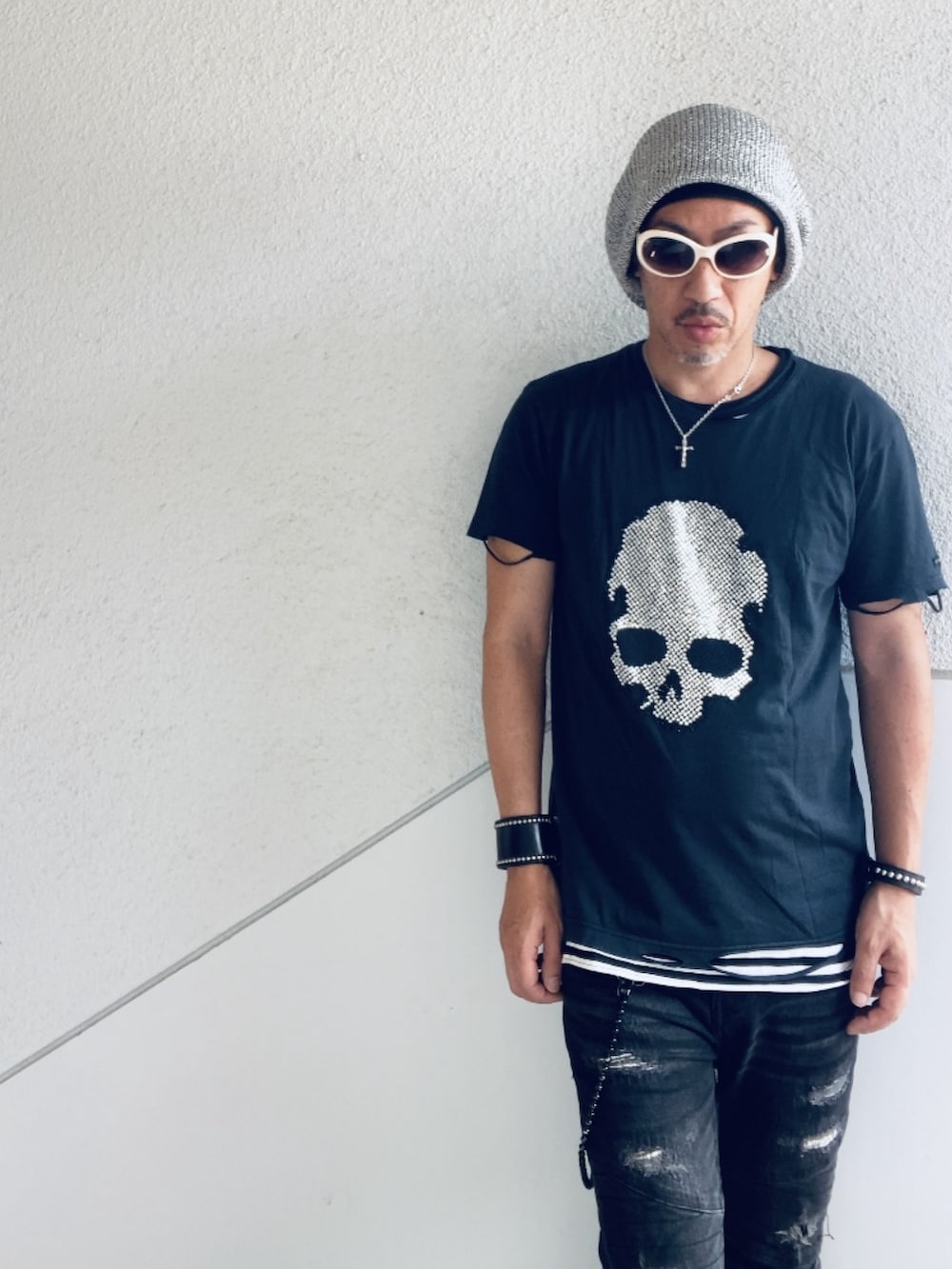 レッド系のノーカラーコート、ブラック系のTシャツ/カットソー、ブラック系のデニムパンツを着用したメンズの夏コーディネートの5枚目の写真