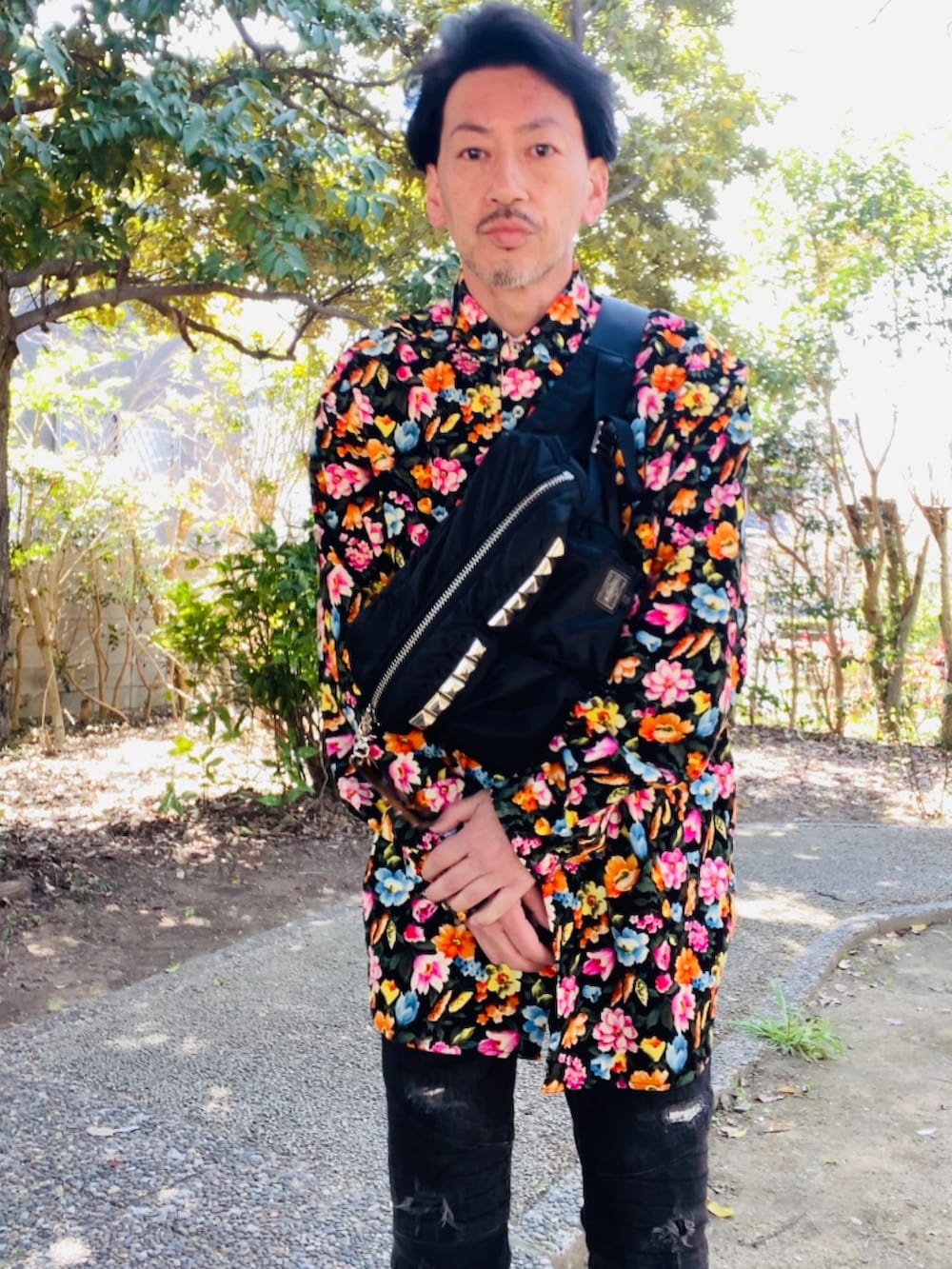 その他のシャツ/ブラウス、ブラック系のボディバッグ/ウエストポーチ、ブラック系のデニムパンツを着用したメンズの春コーディネートの4枚目の写真