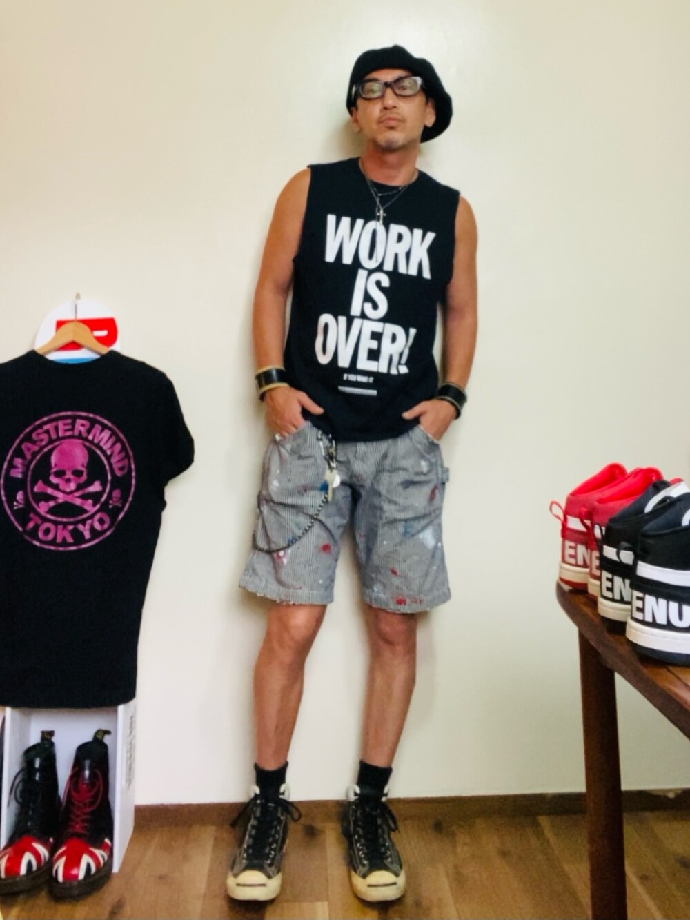 ブラック系のタンクトップ、グレー系のデニムパンツ、ブラック系のスニーカーを着用したメンズの夏コーディネートの4枚目の写真