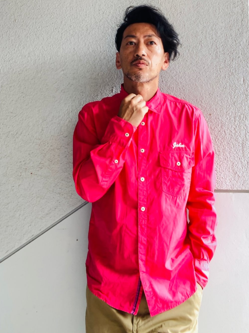 ピンク系のシャツ/ブラウス、ベージュ系のチノパンツ、ホワイト系のドレスシューズを着用したメンズの夏コーディネートの2枚目の写真