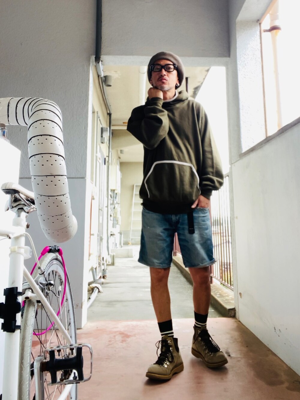 グリーン系のパーカー、ベージュ系のブーツ、ブルー系のその他パンツを着用したメンズの秋コーディネートの5枚目の写真