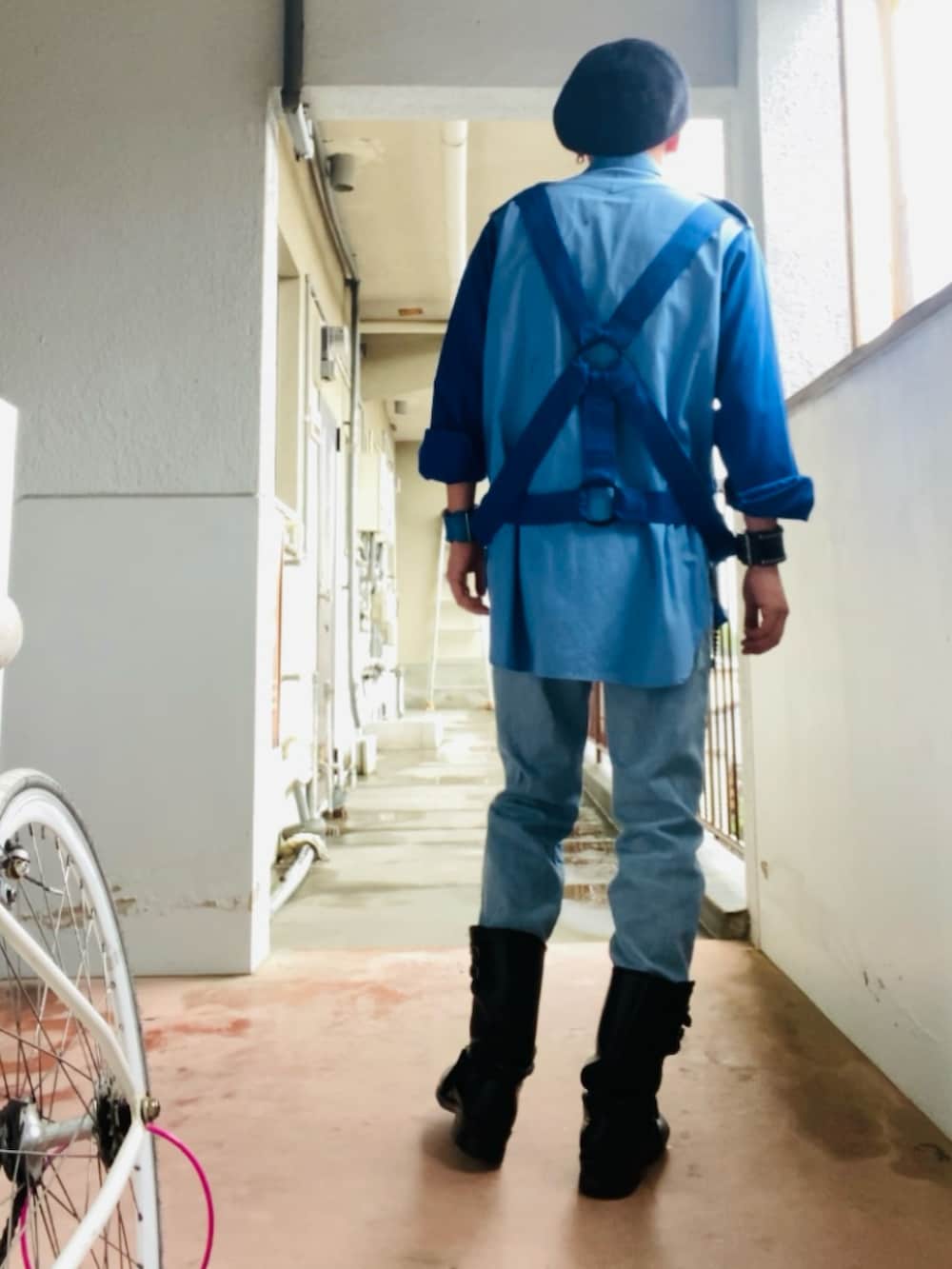 ブルー系のシャツ/ブラウス、ブルー系のデニムパンツ、ブラック系のブーツを着用したメンズの春コーディネートの3枚目の写真