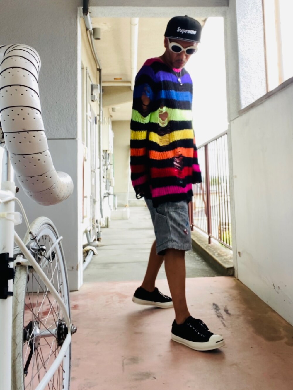 その他のニット/セーター、グレー系のデニムパンツ、ブラック系のスニーカーを着用したメンズの秋コーディネートの5枚目の写真