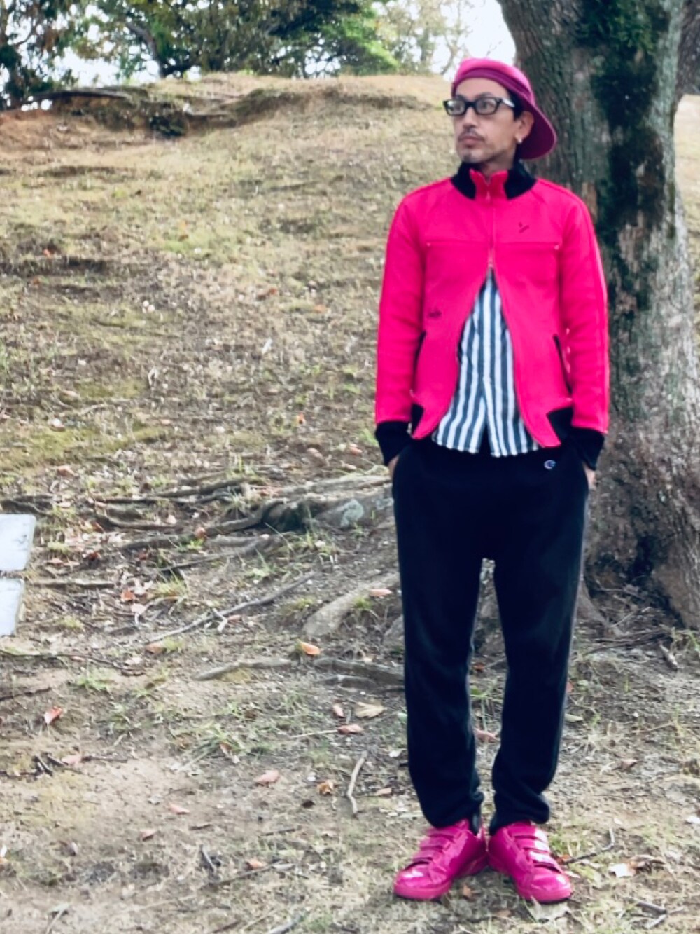 ピンク系のジャージ、グレー系のシャツ/ブラウス、ブラック系のスウェットパンツを着用したメンズの秋コーディネートの4枚目の写真