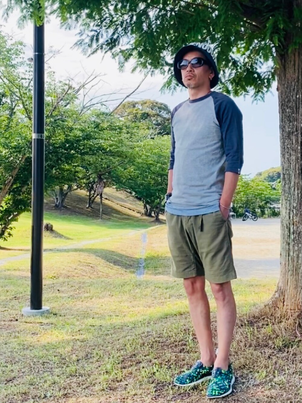 「ラグラン、ラグランTシャツ、グラミチ、エアウーブン、バケットハット、サングラス、春夏コーデ」｜「GOODENOUGHのアイテム（ハット、ブルー系）」を使った、GOODMAN®️さん（メンズ・168cm）の夏コーディネートの2枚目の写真