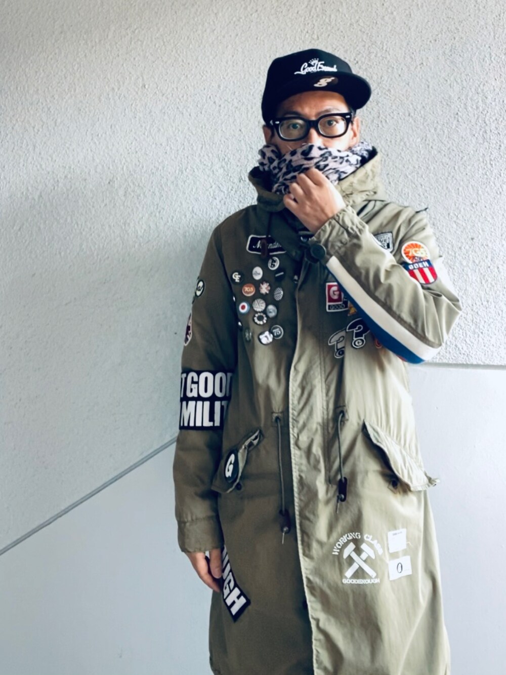 グリーン系のモッズコート、ブルー系のデニムパンツ、ホワイト系のその他シューズを着用したメンズの秋コーディネートの2枚目の写真