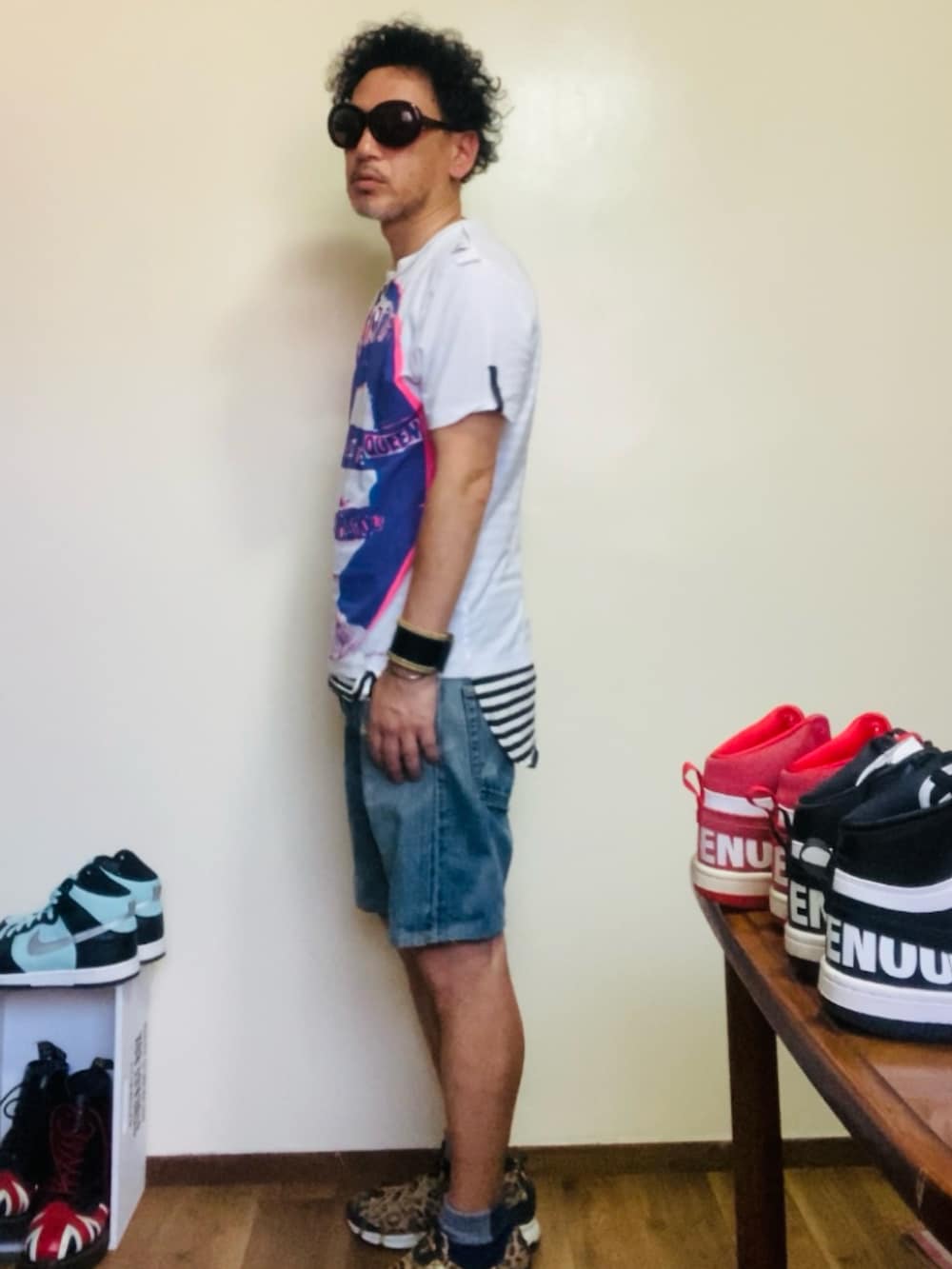 ホワイト系のTシャツ/カットソー、ブルー系のその他パンツ、ブラウン系のスリッポンを着用したメンズの夏コーディネートの2枚目の写真