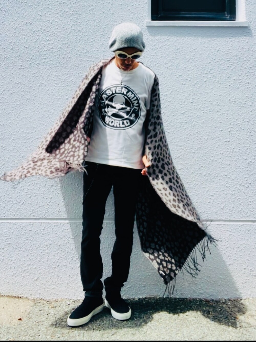 ホワイト系のTシャツ/カットソー、ブラック系のデニムパンツ、ブラック系のスリッポンを着用したメンズの春コーディネートの4枚目の写真