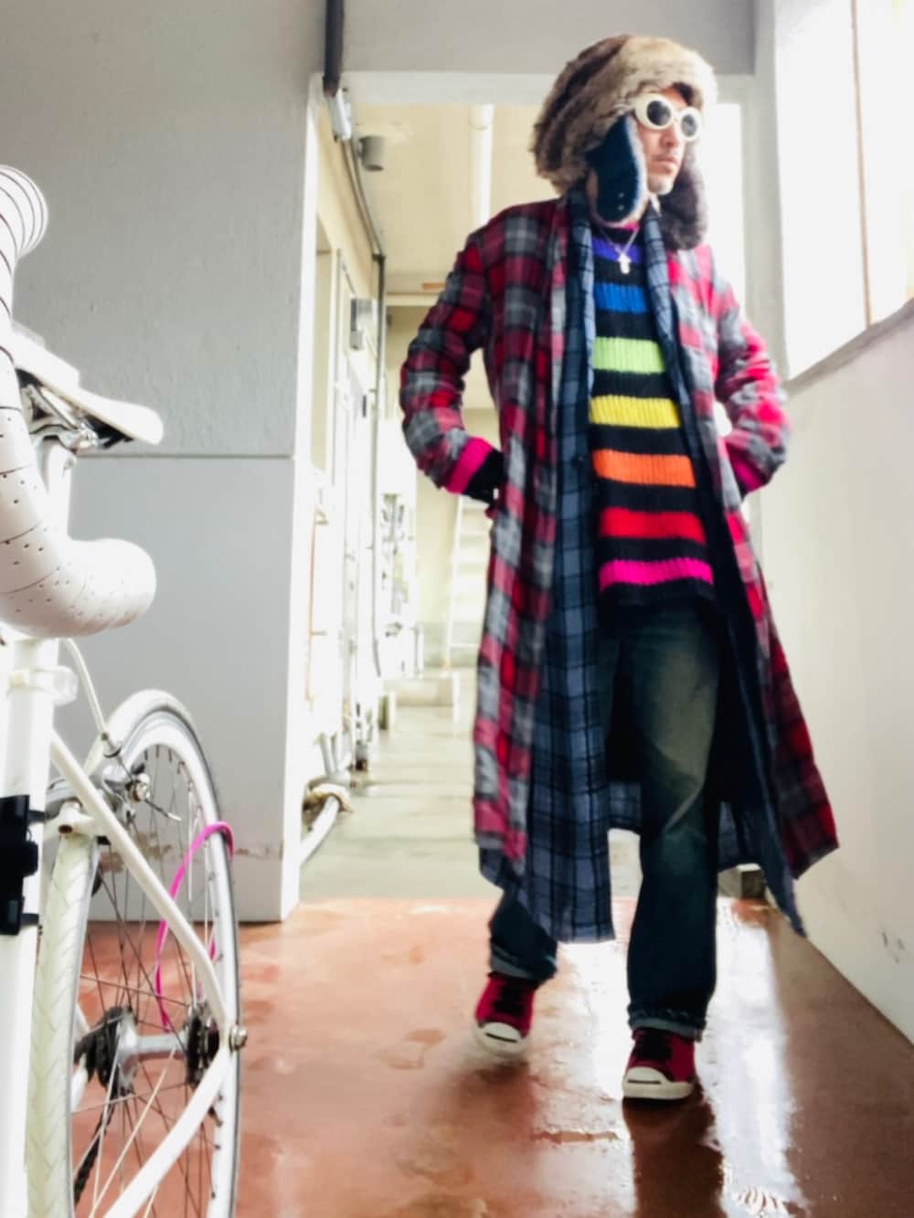 レッド系のノーカラーコート、その他のニット/セーター、ブルー系のシャツ/ブラウスを着用したメンズの冬コーディネートの4枚目の写真