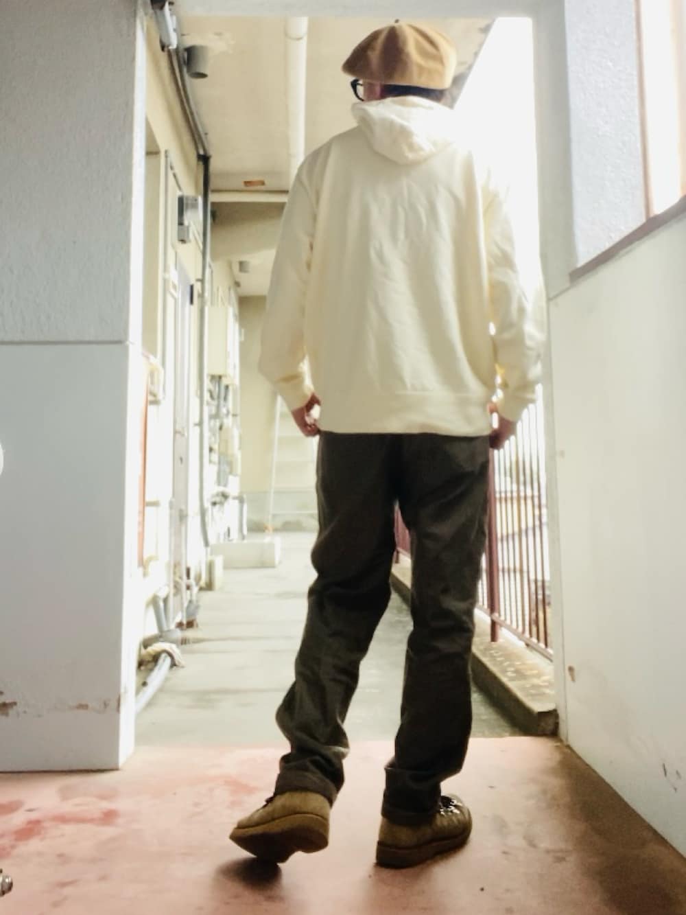 ベージュ系のパーカー、グリーン系のカーゴパンツ、ベージュ系のブーツを着用したメンズの春コーディネートの3枚目の写真