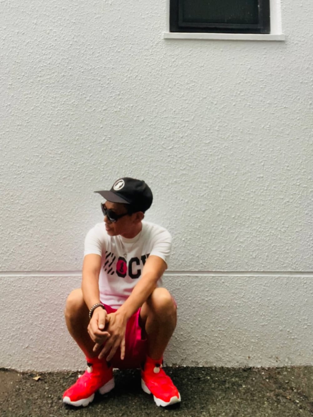 ホワイト系のTシャツ/カットソー、ピンク系のその他パンツ、ピンク系のスニーカーを着用したメンズの夏コーディネートの5枚目の写真