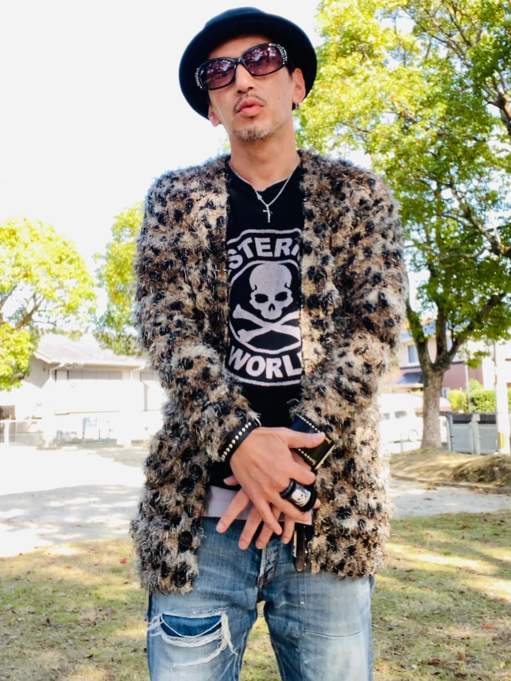 ブラウン系のカーディガン/ボレロ、ブラック系のTシャツ/カットソー、ブルー系のデニムパンツを着用したメンズの秋コーディネートの4枚目の写真