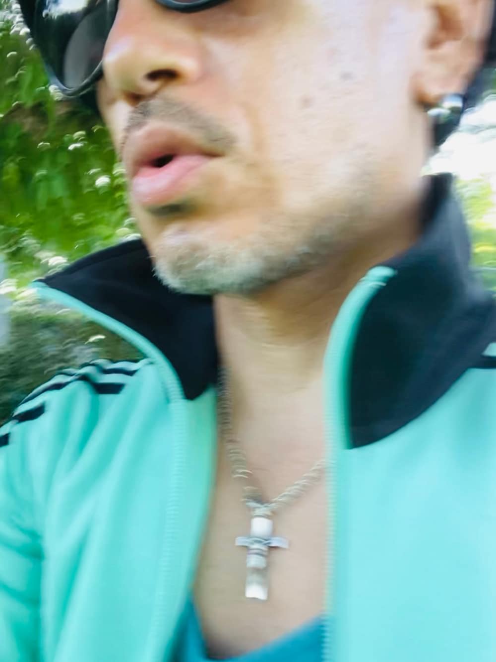 グリーン系のジャージ、ブルー系のタンクトップ、ブルー系のその他パンツを着用したメンズの夏コーディネートの5枚目の写真