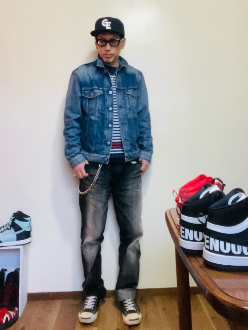 ブルー系のTシャツ/カットソー、ブルー系のデニムジャケット、ブラック系のデニムパンツを着用したメンズの春コーディネートの2枚目の写真