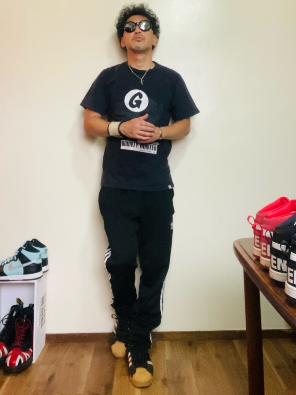ブラック系のTシャツ/カットソー、ブラック系のその他パンツ、ブラック系のスニーカーを着用したメンズの夏コーディネートの3枚目の写真