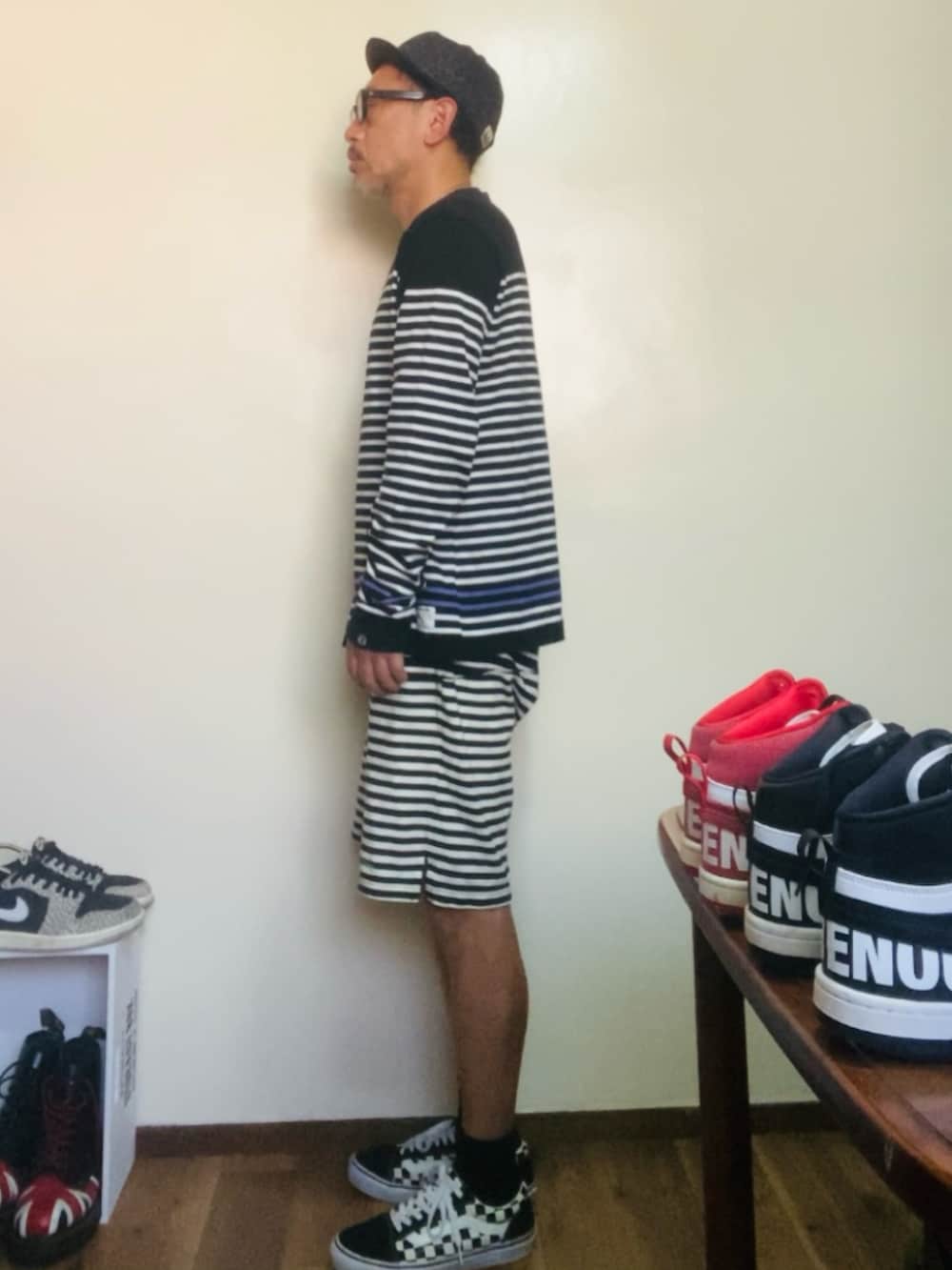 ブラック系のTシャツ/カットソー、グレー系のスウェットパンツ、ブラック系のスニーカーを着用したメンズの秋コーディネートの2枚目の写真