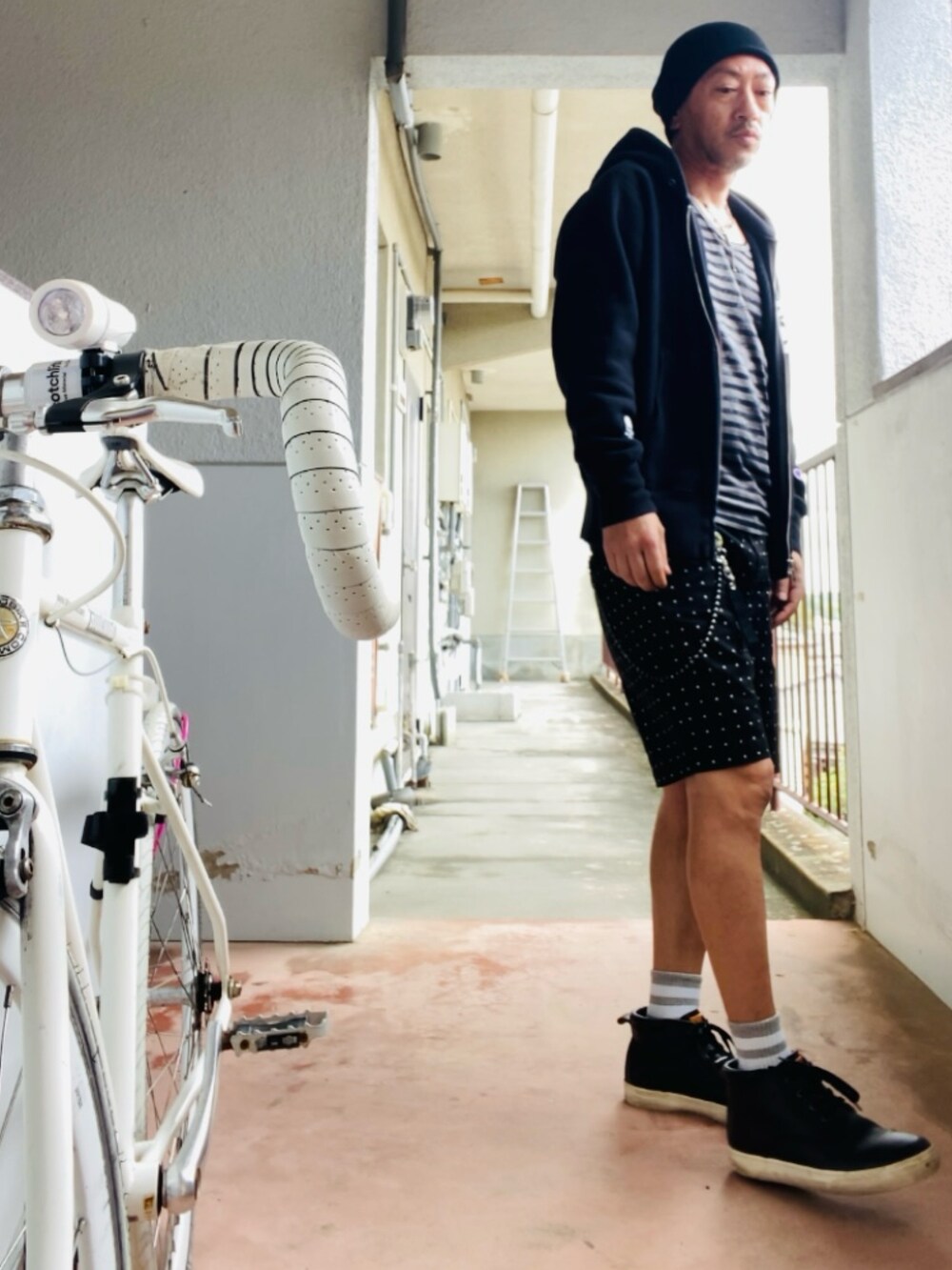 ブラック系のパーカー、ブラック系のタンクトップ、ブラック系のその他パンツを着用したメンズの春コーディネートの5枚目の写真