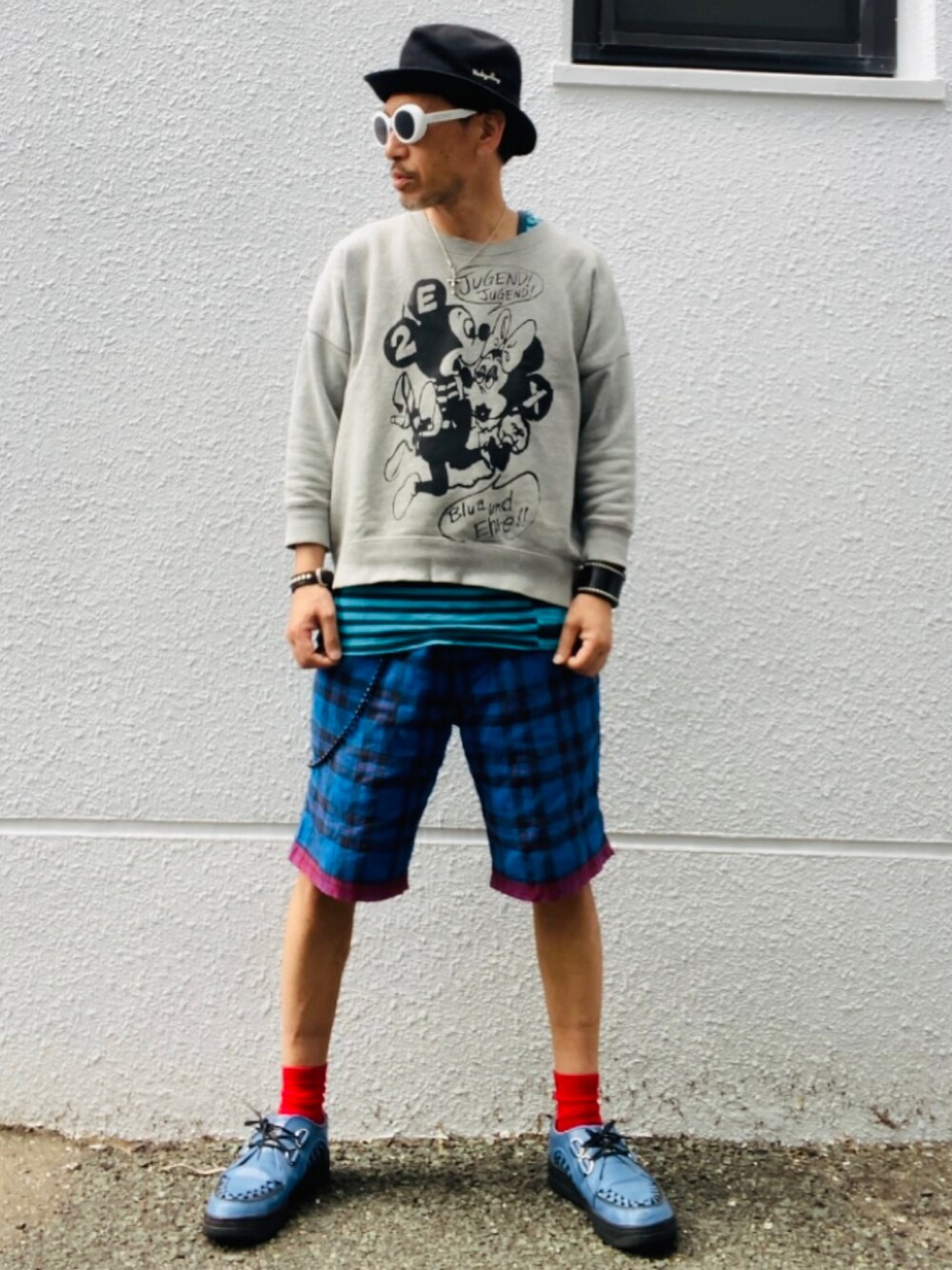 グレー系のスウェット、ブルー系のタンクトップ、ブルー系のその他パンツを着用したメンズの春コーディネートの3枚目の写真