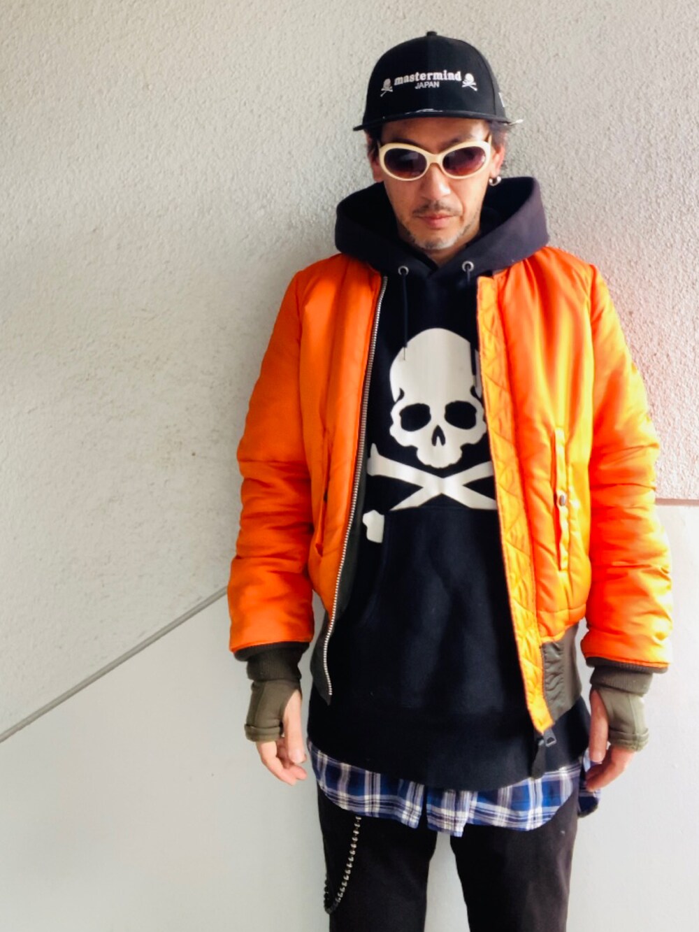 ブラック系のパーカー、ブルー系のシャツ/ブラウス、ブラック系のパンツを着用したメンズの冬コーディネートの2枚目の写真