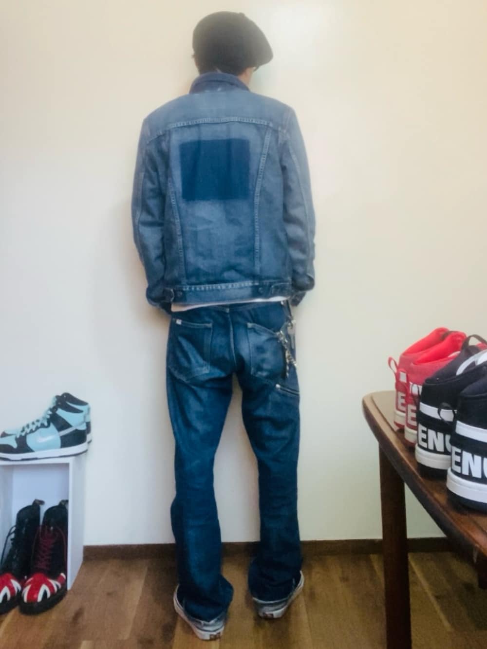 ブルー系のデニムジャケット、ホワイト系のスウェット、ブルー系のデニムパンツを着用したメンズの春コーディネートの4枚目の写真