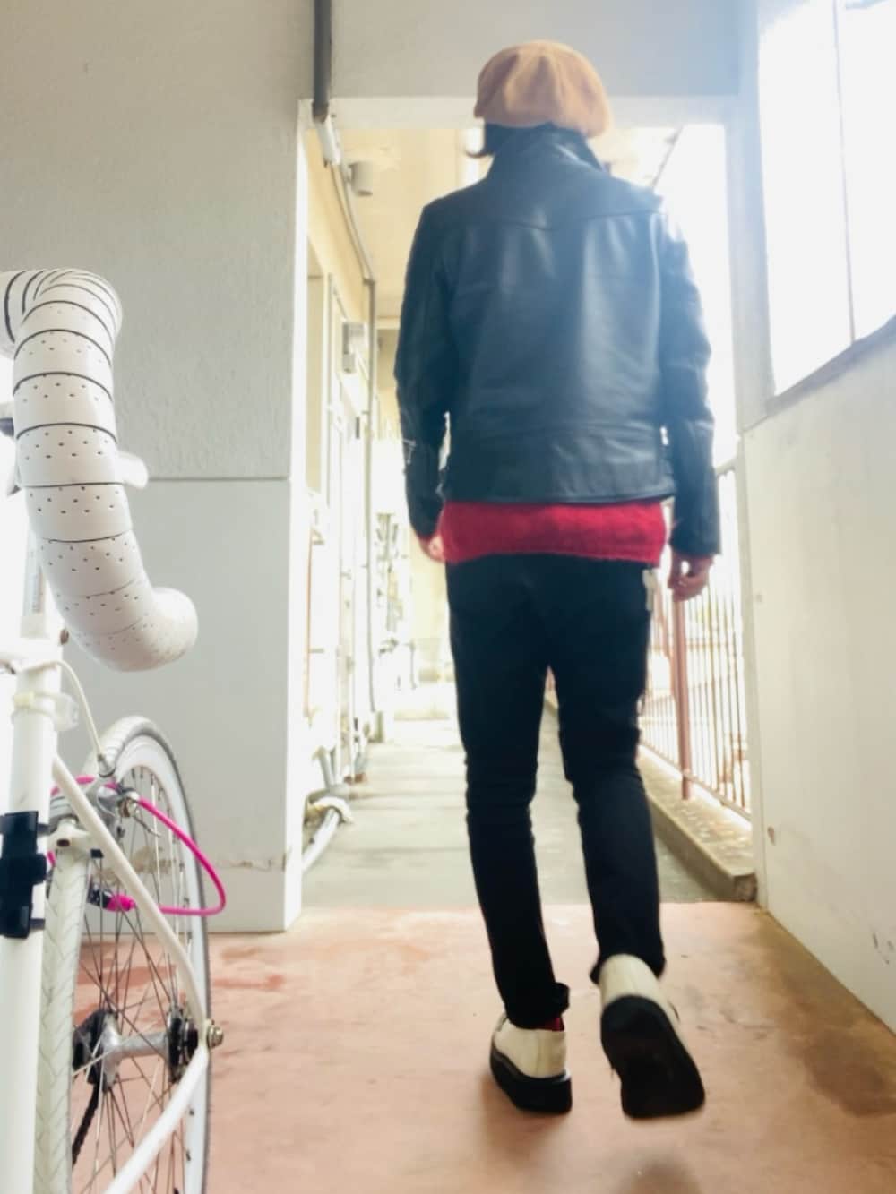 ベージュ系のニット/セーター、ブラック系のライダースジャケット、ブラック系のパンツを着用したメンズの春コーディネートの3枚目の写真