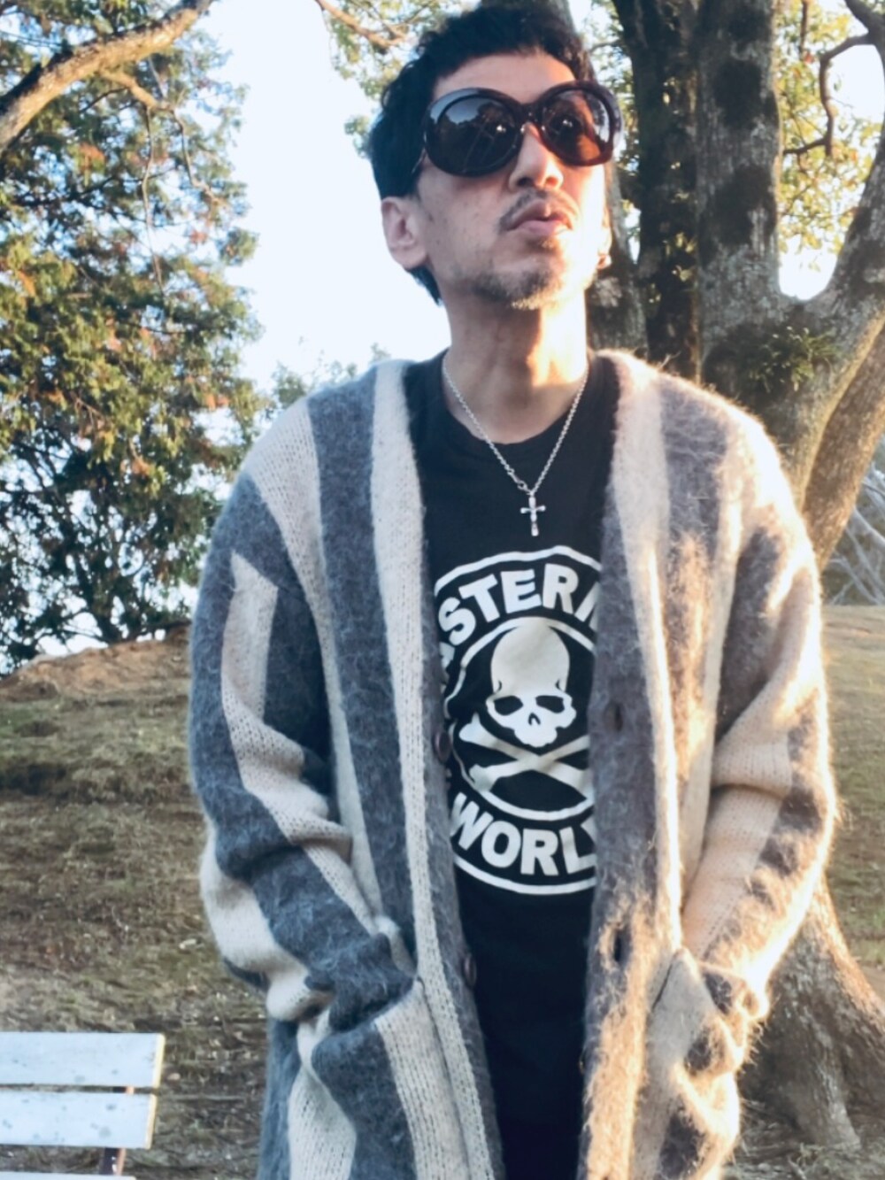 グレー系のカーディガン/ボレロ、ブラック系のTシャツ/カットソー、ブラック系のデニムパンツを着用したメンズの秋コーディネートの2枚目の写真