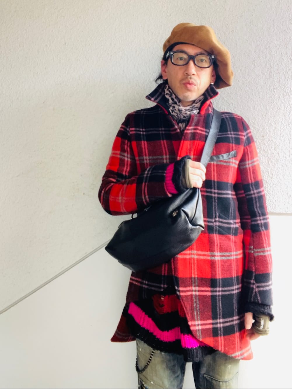 その他のニット/セーター、レッド系のチェスターコート、ブラック系のショルダーバッグを着用したメンズの冬コーディネートの2枚目の写真