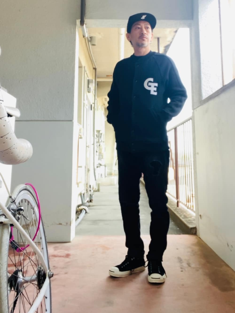 ブラック系のスタジャン、ブラック系のその他パンツ、ブラック系のスニーカーを着用したメンズの冬コーディネートの3枚目の写真