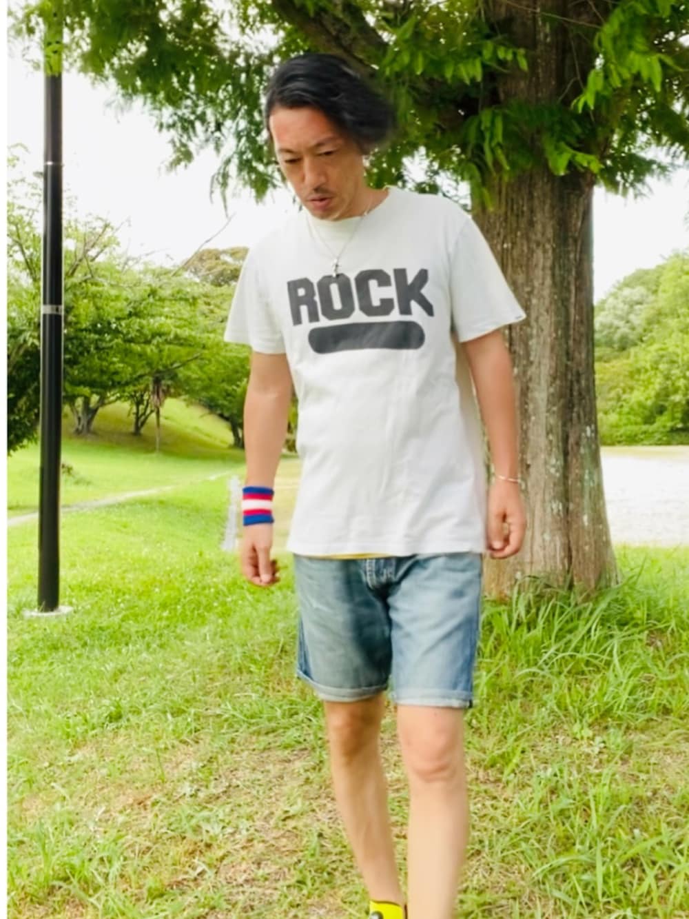 ホワイト系のTシャツ/カットソー、ブルー系のその他パンツ、イエロー系のサンダルを着用したメンズの夏コーディネートの2枚目の写真