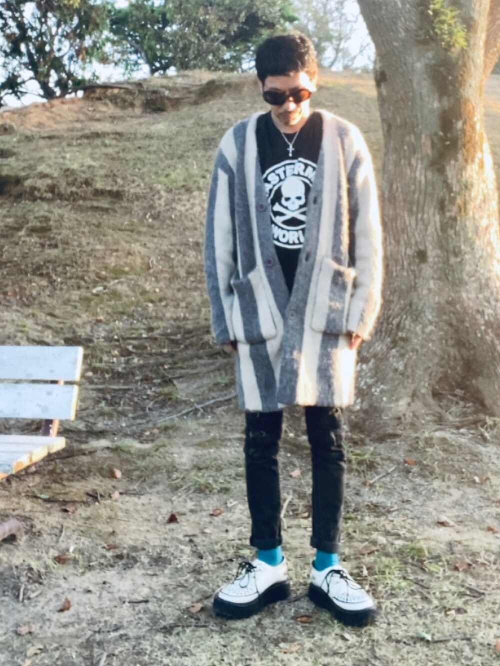 グレー系のカーディガン/ボレロ、ブラック系のTシャツ/カットソー、ブラック系のデニムパンツを着用したメンズの秋コーディネートの4枚目の写真