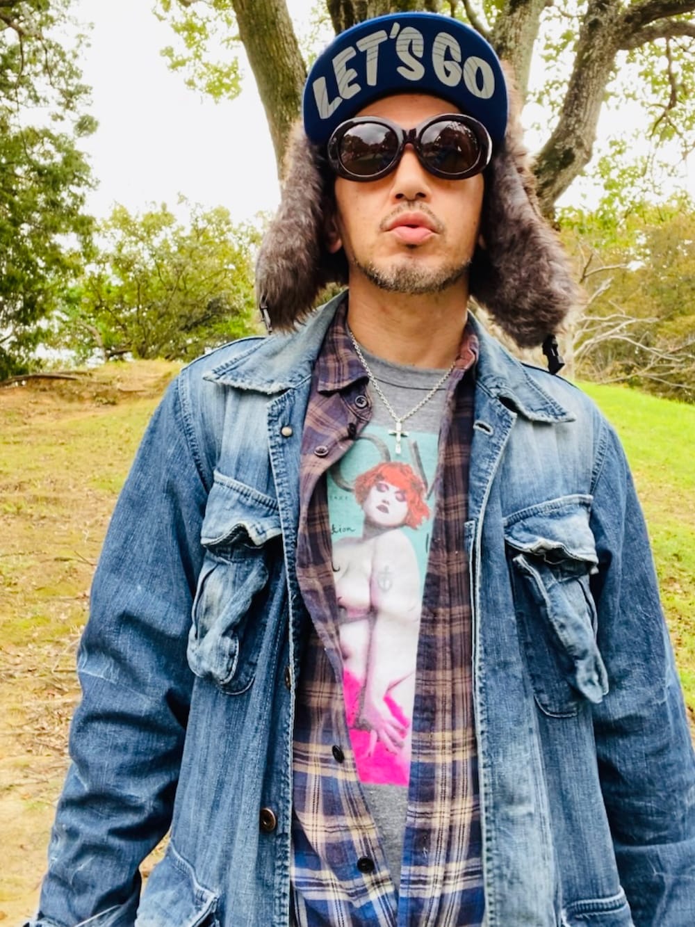 ブルー系のカバーオール、グレー系のTシャツ/カットソー、ブルー系のシャツ/ブラウスを着用したメンズの秋コーディネートの3枚目の写真